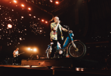 Max Pezzali fa cantare tutti dal palco del Party Boat di Sanremo. In estate sarà allo Stadio di Messina per un doppio appuntamento